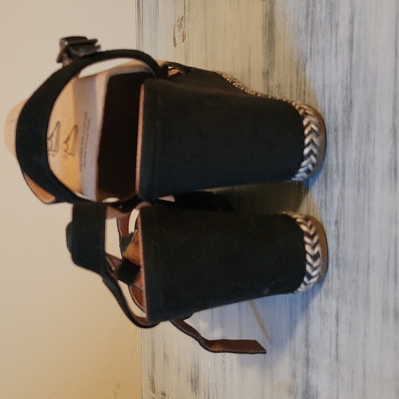 Ugg Melissa size 10 Suede Wedge Sandal - Picture 4 of 8